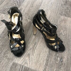 Vince Camuto strappy caged sandals size 6